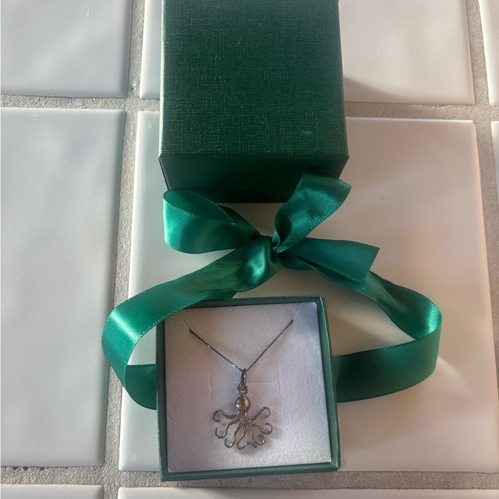 NWT Silver Octopus 🐙 necklace - Picture 2 of 2